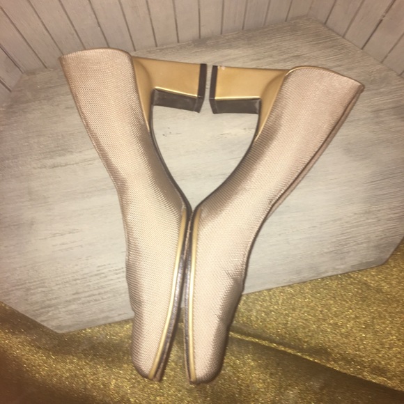 Stuart Weitzman Gold Low Heel Shoes Size 7.5B - Picture 2 of 8